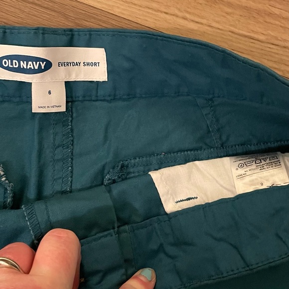 Old Navy Women’s Dark Teal ‘The Everyday Short’ in Size 6 - Picture 3 of 4